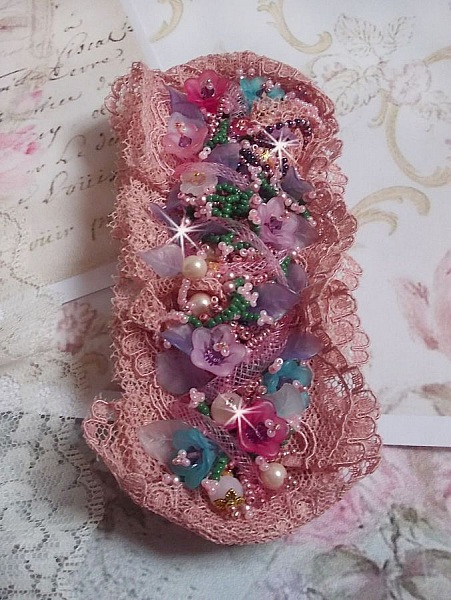 Jardin Po&eacute;tique manschettarmband broderat med Old Rose Antique spetsar, Swarovski-kristaller, 18 och 24 karat guldpl&auml;terade tillbeh&ouml;r, p&auml;rlemor, p&auml;rlor och p&auml;rlp&auml;rlor