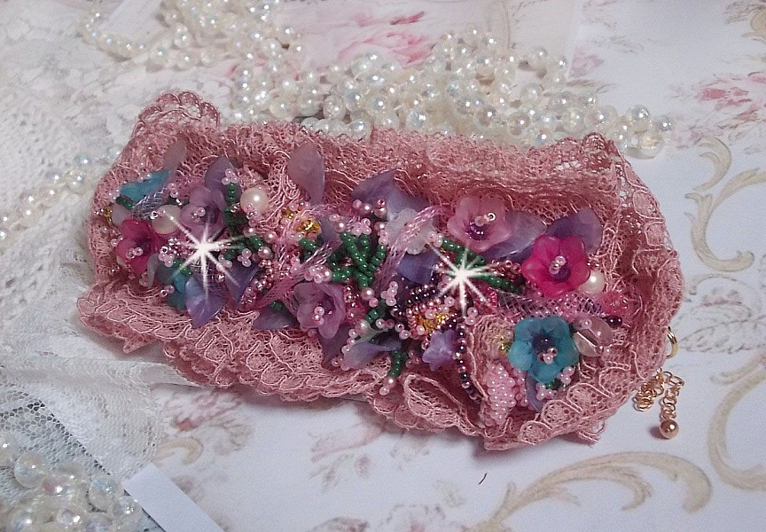 Jardin Po&eacute;tique manschettarmband broderat med Old Rose Antique spetsar, Swarovski-kristaller, 18 och 24 karat guldpl&auml;terade tillbeh&ouml;r, p&auml;rlemor, p&auml;rlor och p&auml;rlp&auml;rlor