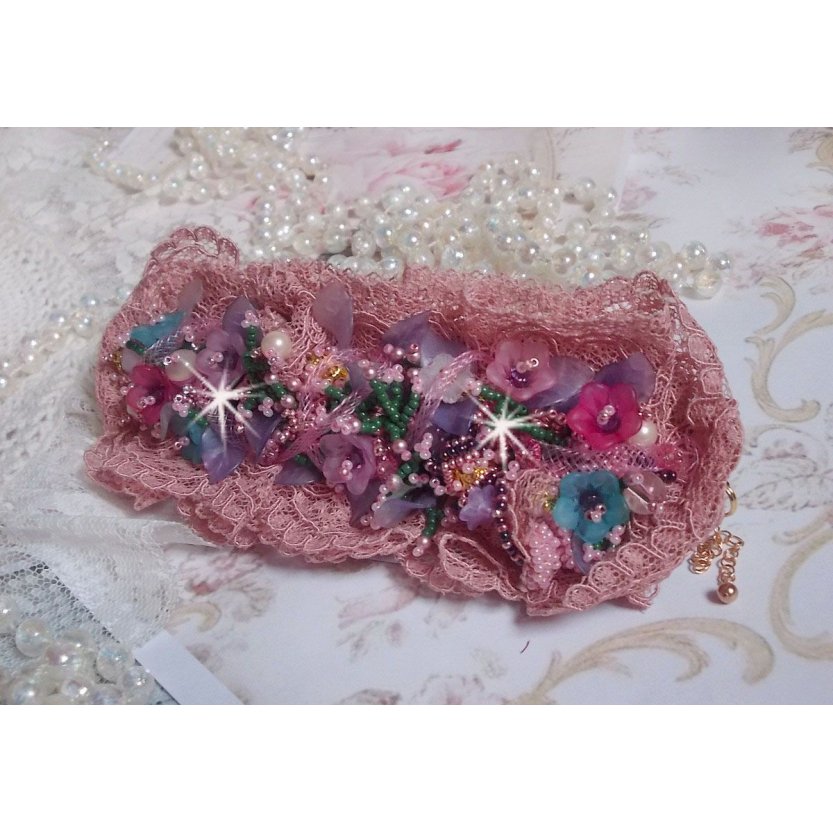 Jardin Poétique manschettarmband broderat med Old Rose Antique spetsar, Swarovski-kristaller, 18 och 24 karat guldpläterade tillbehör, pärlemor, pärlor och pärlpärlor