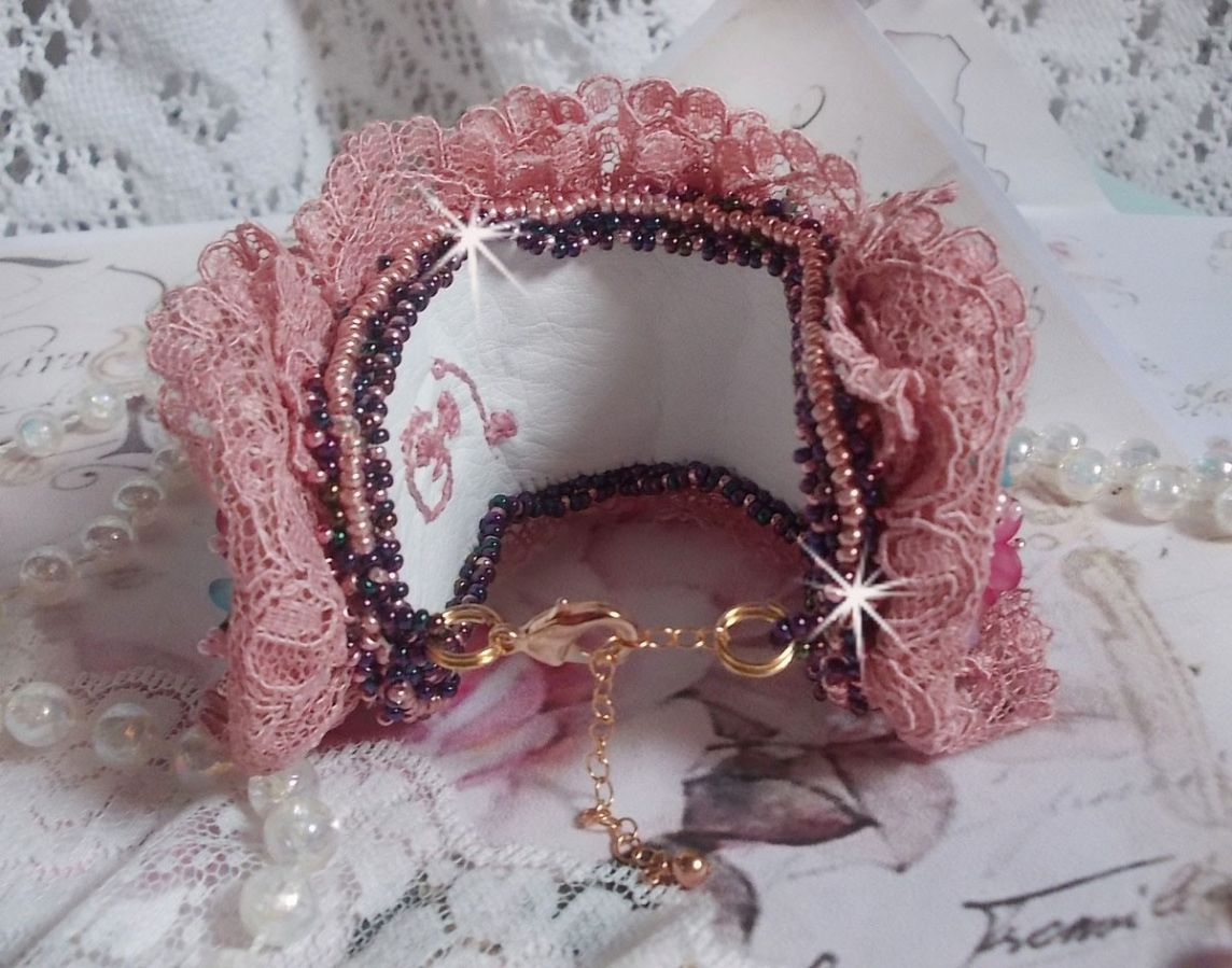 Jardin Poétique manschettarmband broderat med Old Rose Antique spetsar, Swarovski-kristaller, 18 och 24 karat guldpläterade tillbehör, pärlemor, pärlor och pärlpärlor