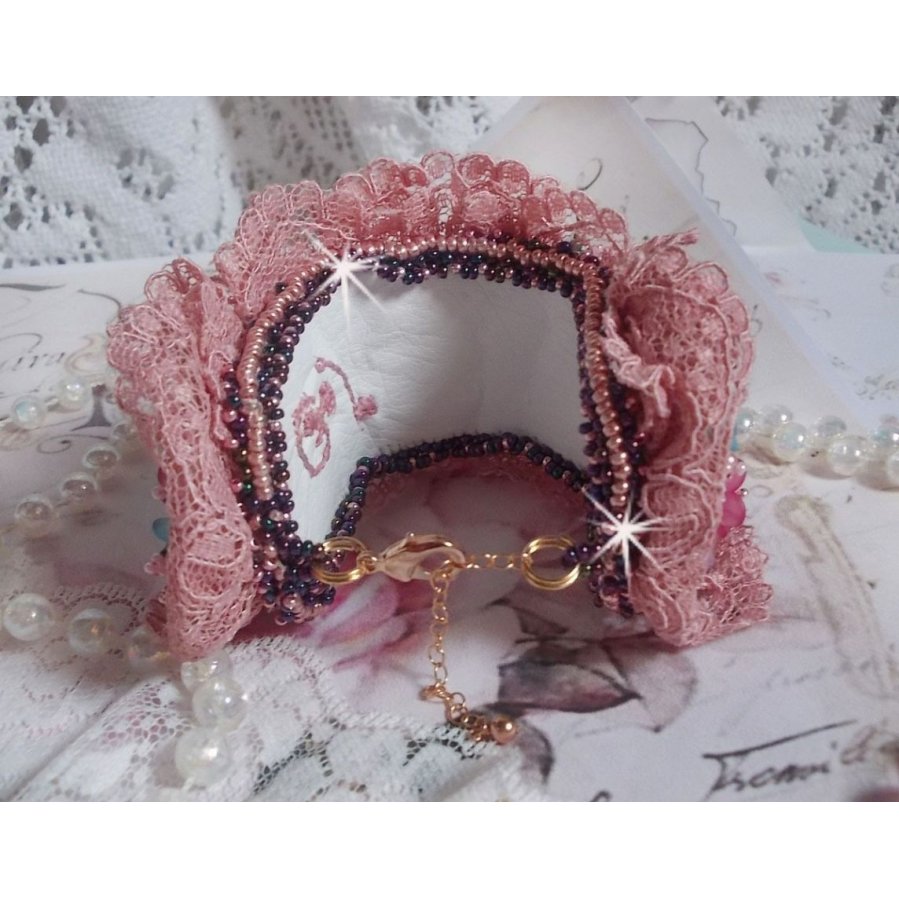 Jardin Poétique manschettarmband broderat med Old Rose Antique spetsar, Swarovski-kristaller, 18 och 24 karat guldpläterade tillbehör, pärlemor, pärlor och pärlpärlor