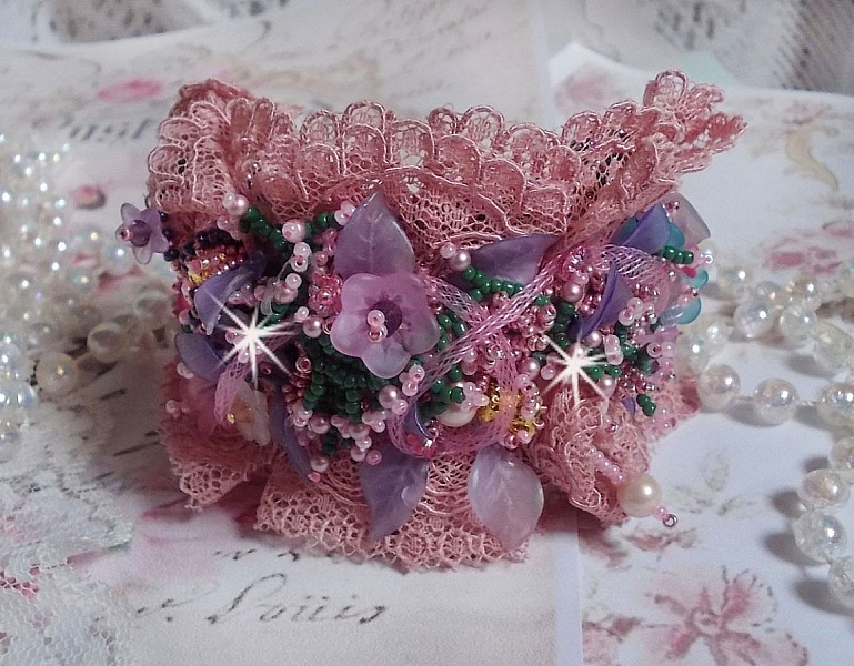 Jardin Po&eacute;tique manschettarmband broderat med Old Rose Antique spetsar, Swarovski-kristaller, 18 och 24 karat guldpl&auml;terade tillbeh&ouml;r, p&auml;rlemor, p&auml;rlor och p&auml;rlp&auml;rlor