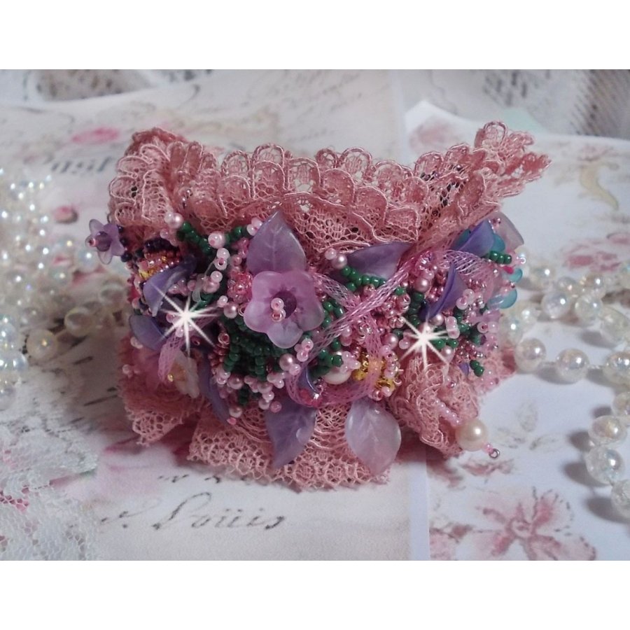 Jardin Poétique manschettarmband broderat med Old Rose Antique spetsar, Swarovski-kristaller, 18 och 24 karat guldpläterade tillbehör, pärlemor, pärlor och pärlpärlor