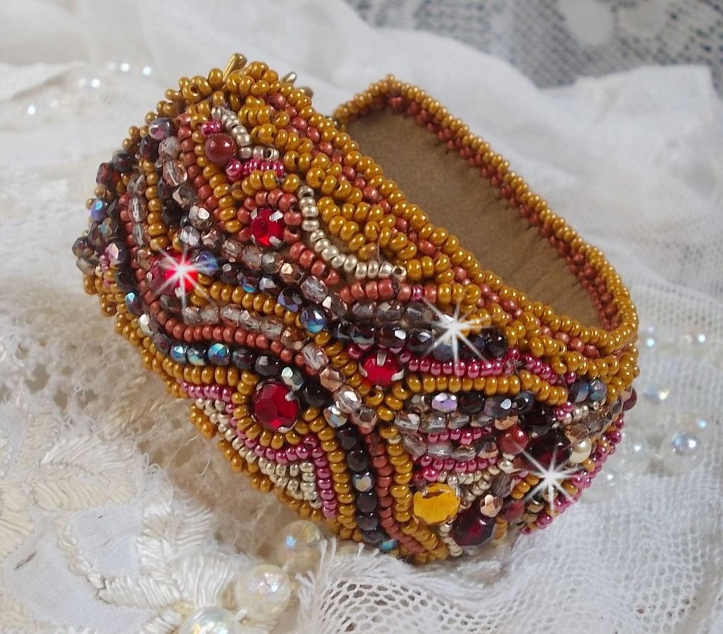 Red Jasper manschettarmband broderat med en cabochon av röd jaspis, Swarovskikristaller och fröpärlor.