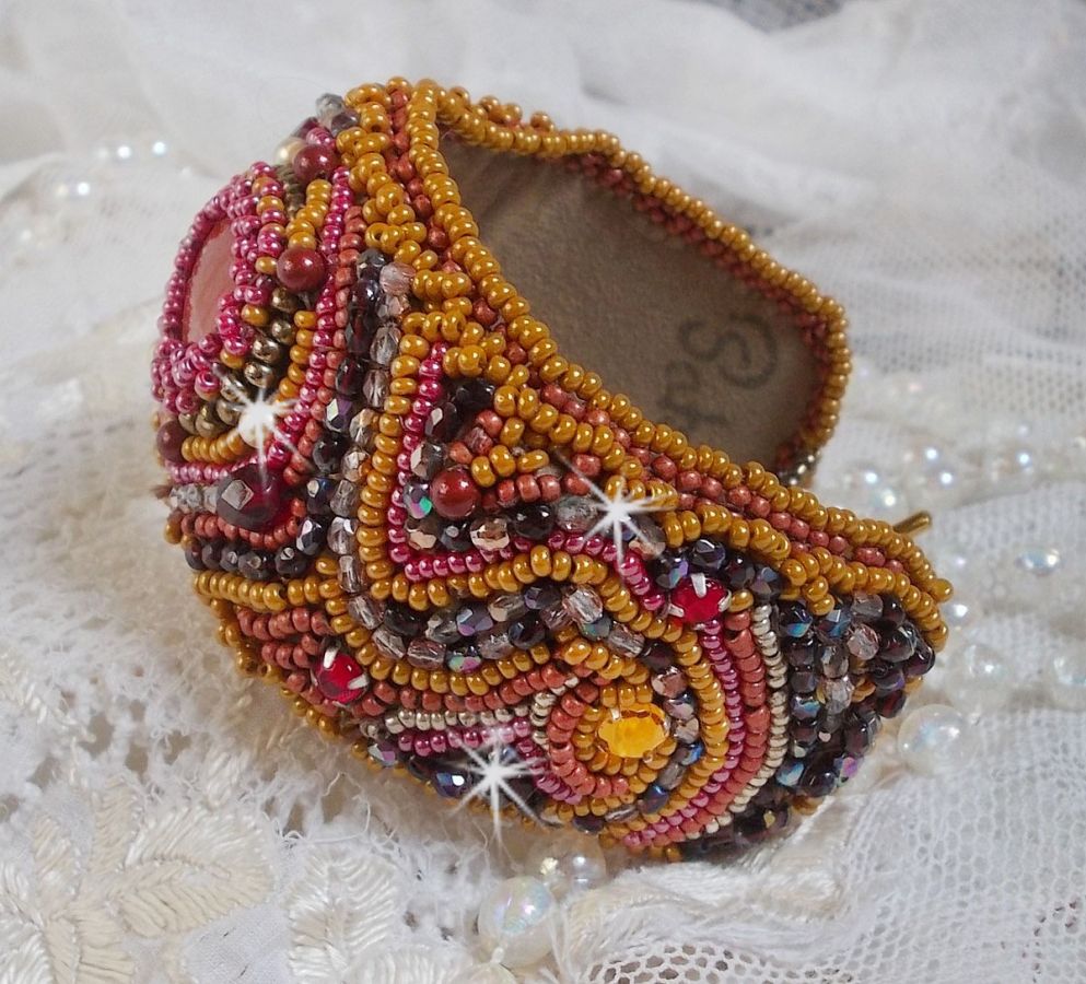 Red Jasper manschettarmband broderat med en cabochon av röd jaspis, Swarovskikristaller och fröpärlor.