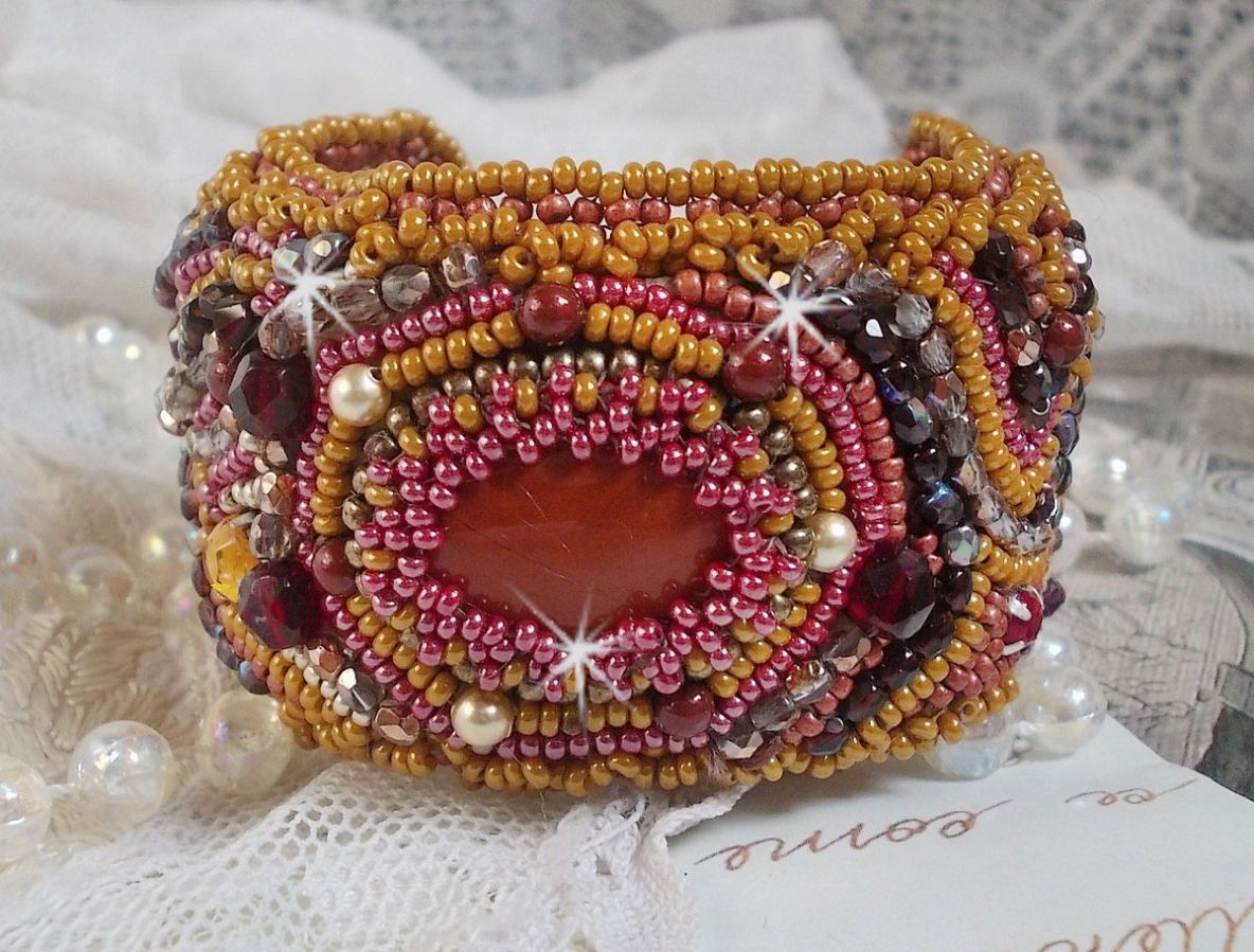 Red Jasper manschettarmband broderat med en cabochon av röd jaspis, Swarovskikristaller och fröpärlor.