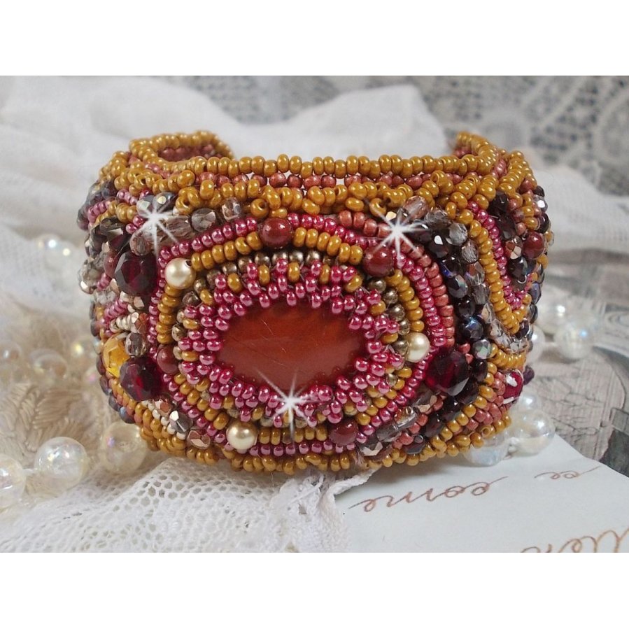Red Jasper manschettarmband broderat med en cabochon av röd jaspis, Swarovskikristaller och fröpärlor.