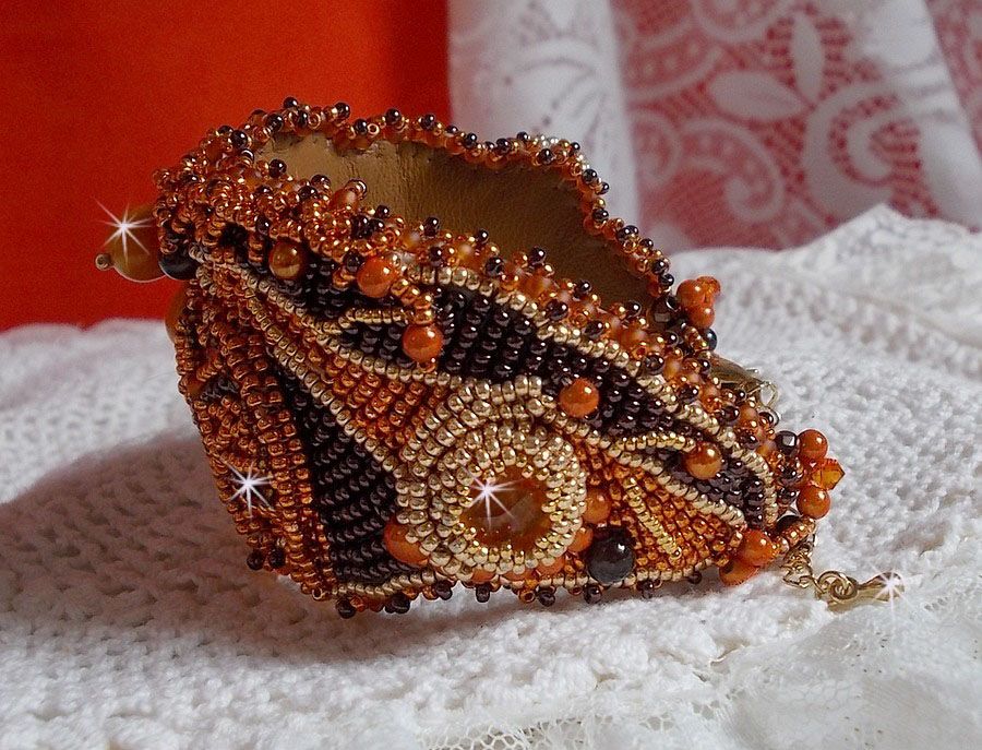 Lady in Orange manschettarmband Haute-Couture broderat med Swarovski-kristaller och Miyuki fröpärlor.