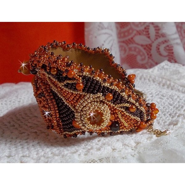 Lady in Orange manschettarmband Haute-Couture broderat med Swarovski-kristaller och Miyuki fröpärlor.