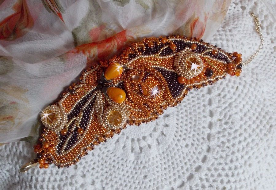 Lady in Orange manschettarmband Haute-Couture broderat med Swarovski-kristaller och Miyuki fröpärlor.