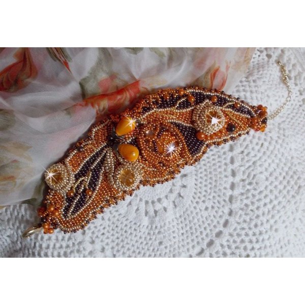 Lady in Orange manschettarmband Haute-Couture broderat med Swarovski-kristaller och Miyuki fröpärlor.