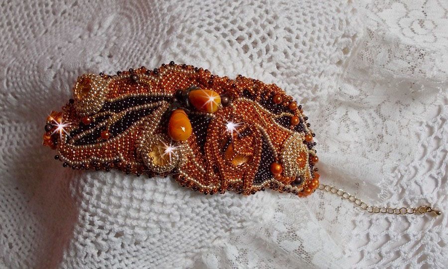 Lady in Orange manschettarmband Haute-Couture broderat med Swarovski-kristaller och Miyuki fröpärlor.