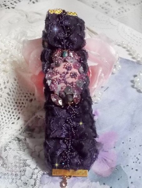 Lady Romantic manschettarmband broderat med fr&ouml;p&auml;rlor p&aring; rosa linnetyg med 1950-talets lila spetsar och kristaller.