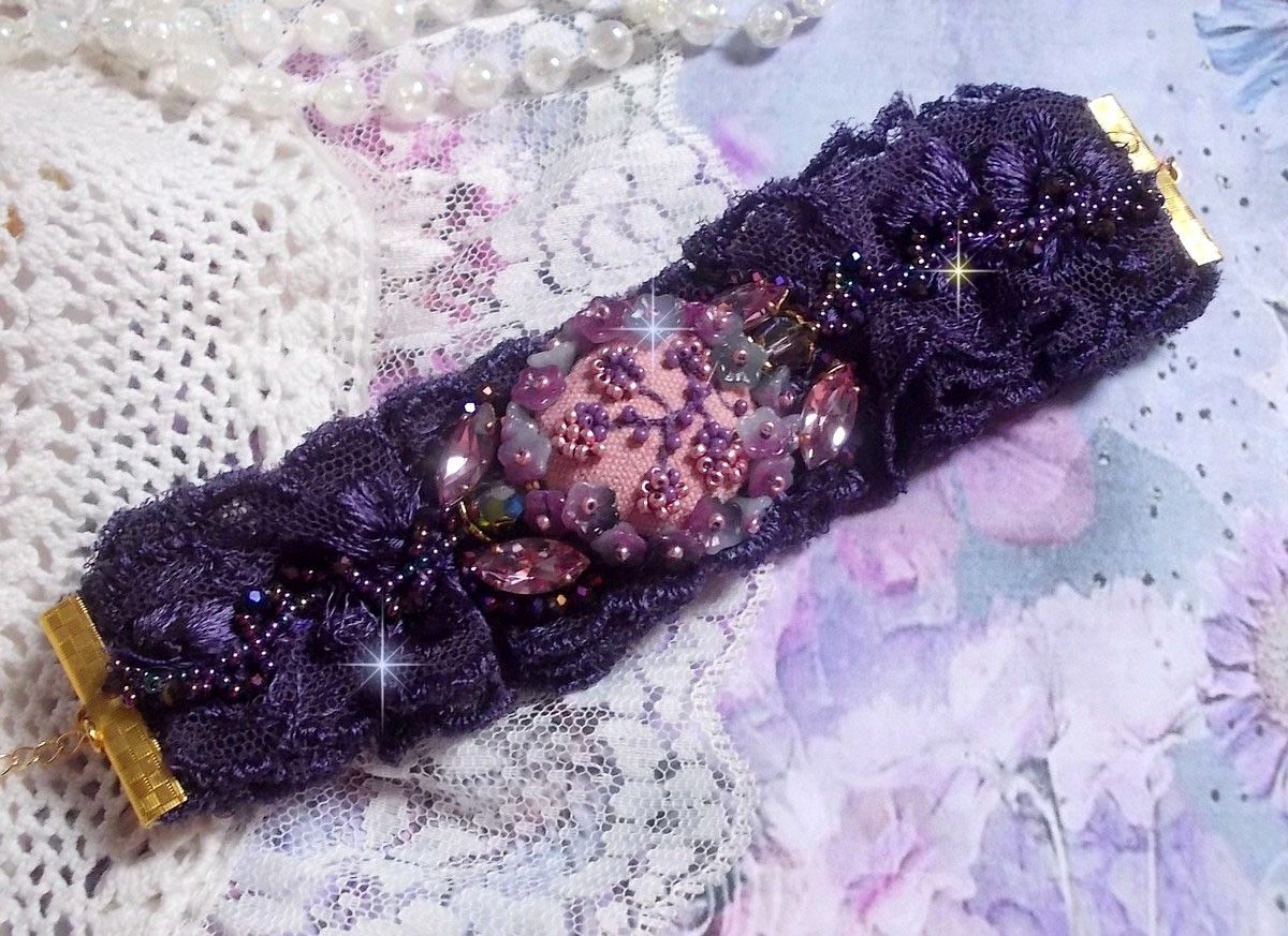 Lady Romantic manschettarmband broderat med fröpärlor på rosa linnetyg med 1950-talets lila spetsar och kristaller.