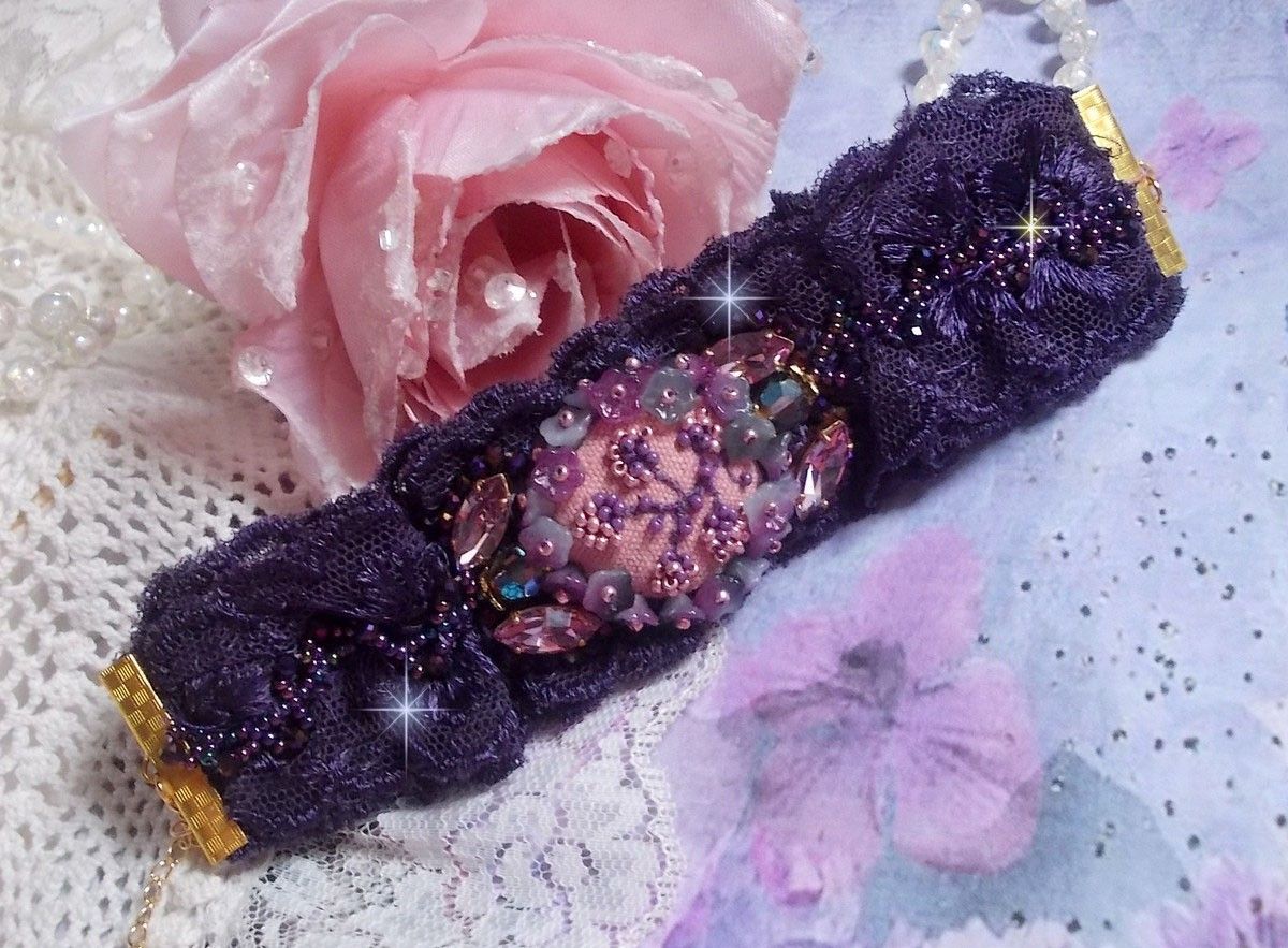 Lady Romantic manschettarmband broderat med fröpärlor på rosa linnetyg med 1950-talets lila spetsar och kristaller.