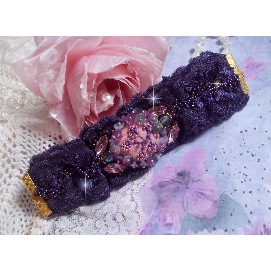 Lady Romantic manschettarmband broderat med fröpärlor på rosa linnetyg med 1950-talets lila spetsar och kristaller.