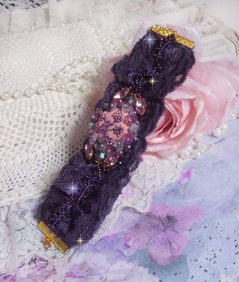 Lady Romantic manschettarmband broderat med fröpärlor på rosa linnetyg med 1950-talets lila spetsar och kristaller.