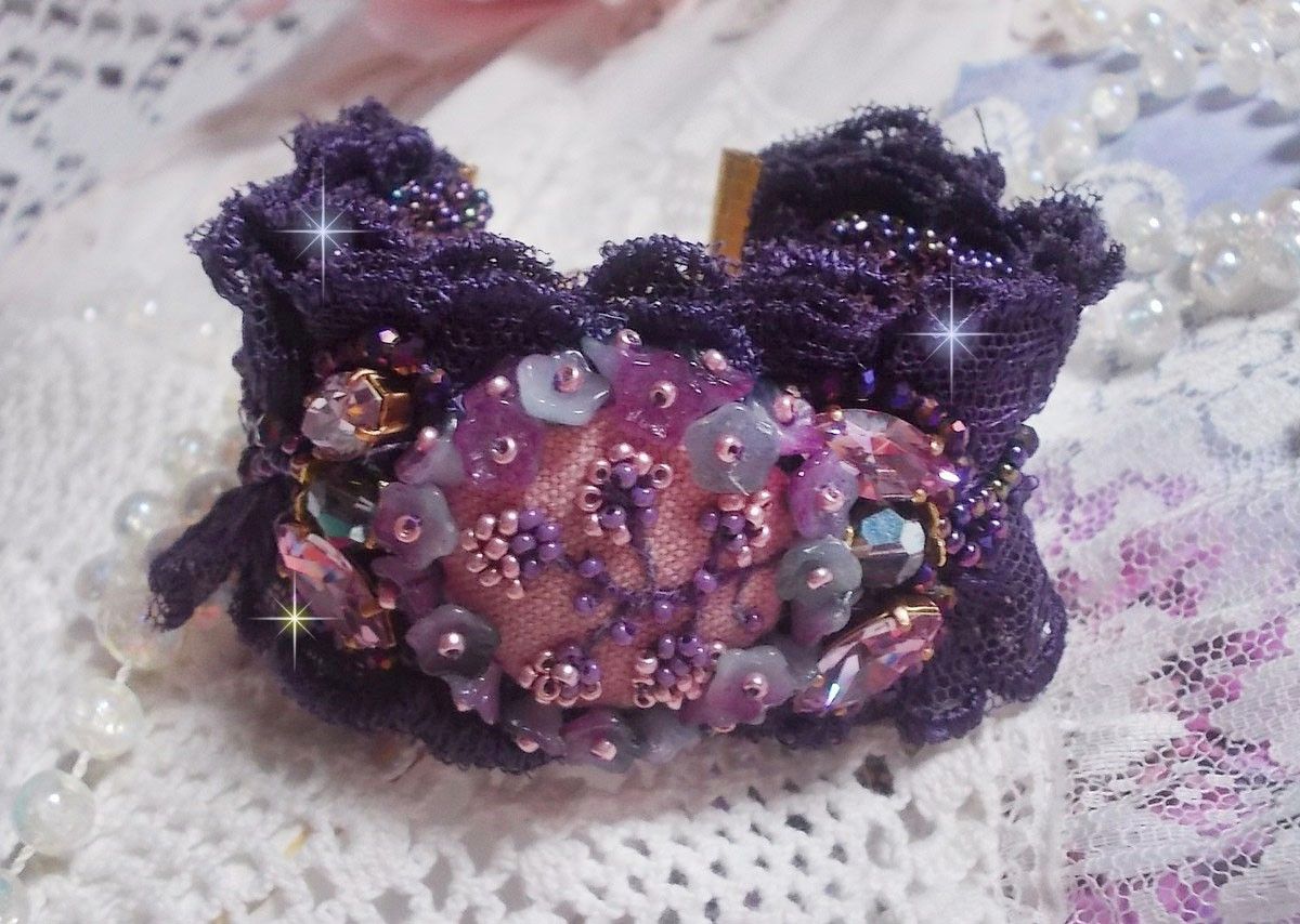 Lady Romantic manschettarmband broderat med fröpärlor på rosa linnetyg med 1950-talets lila spetsar och kristaller.