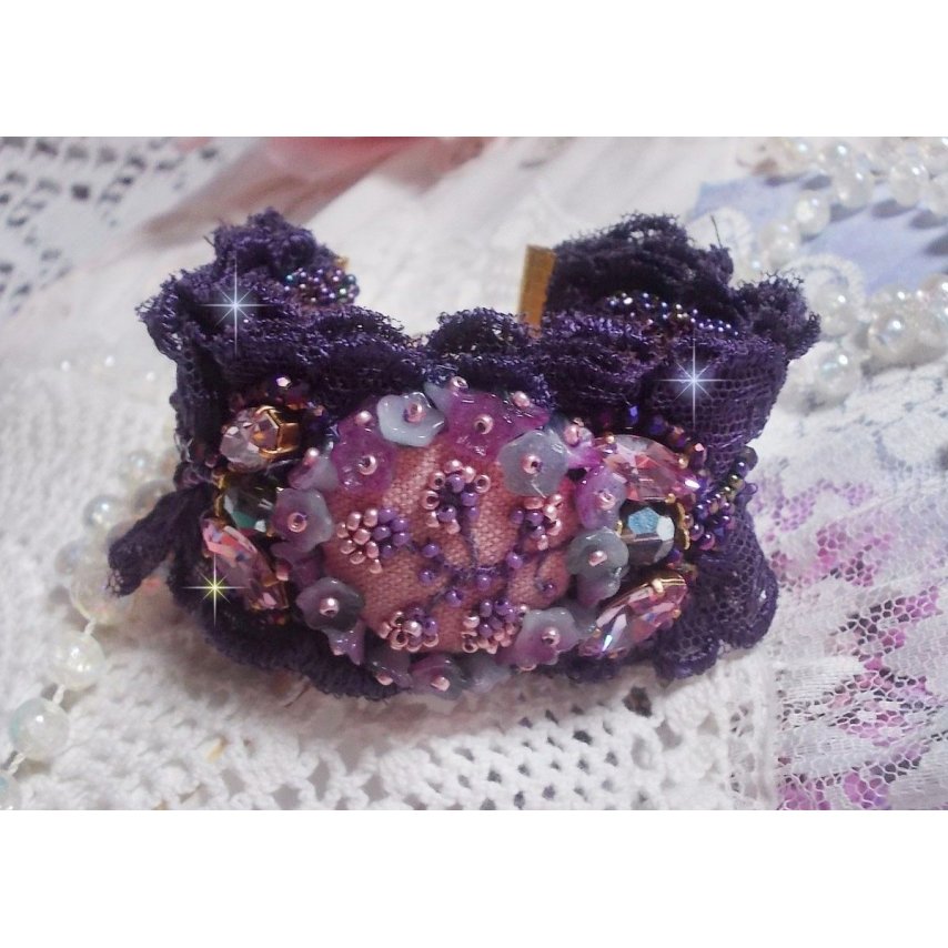Lady Romantic manschettarmband broderat med fröpärlor på rosa linnetyg med 1950-talets lila spetsar och kristaller.