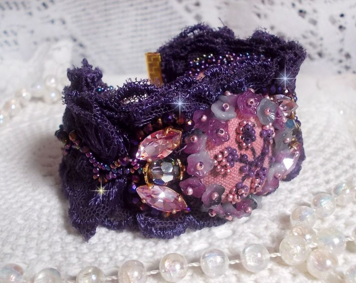 Lady Romantic manschettarmband broderat med fröpärlor på rosa linnetyg med 1950-talets lila spetsar och kristaller.