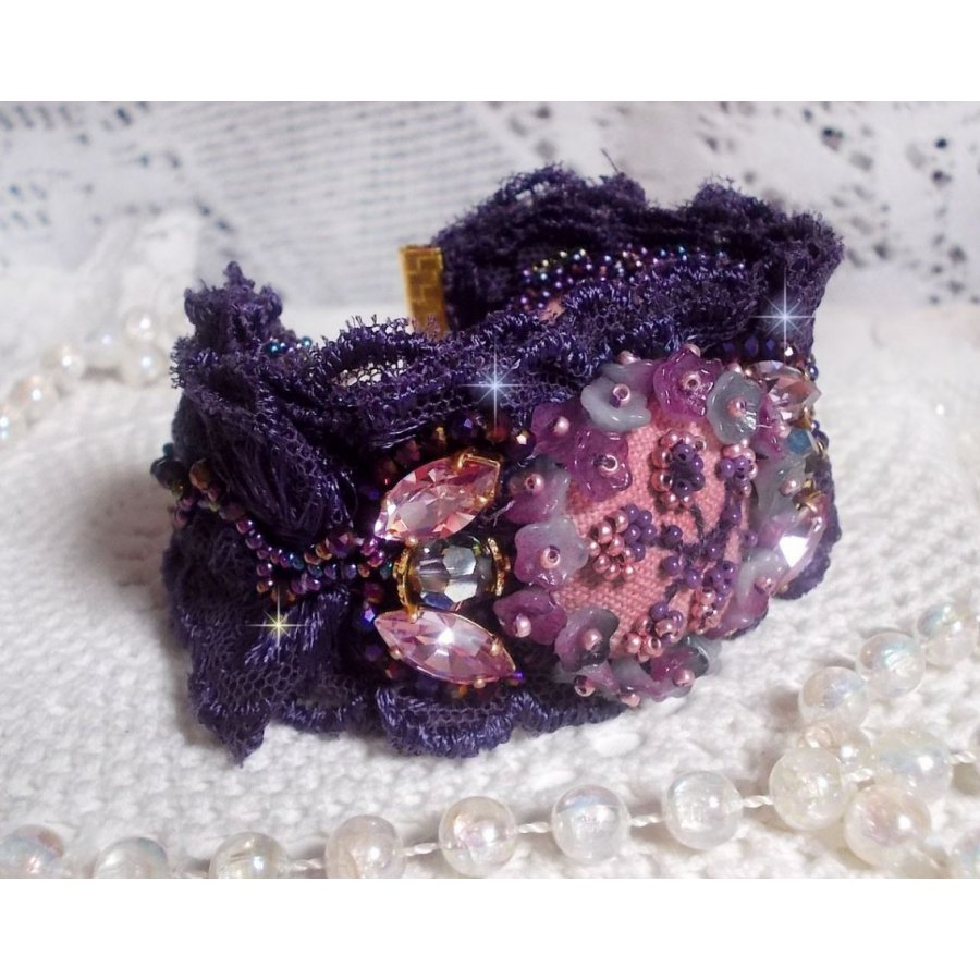 Lady Romantic manschettarmband broderat med fröpärlor på rosa linnetyg med 1950-talets lila spetsar och kristaller.