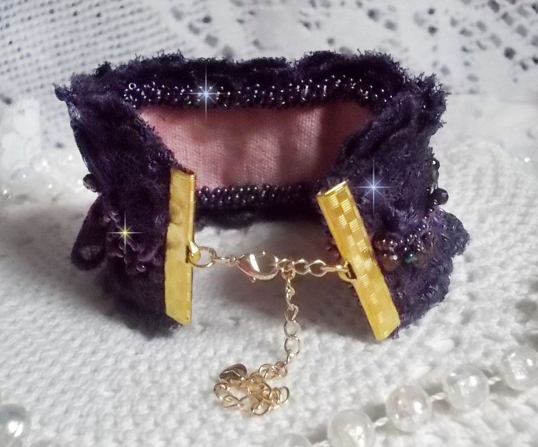 Lady Romantic manschettarmband broderat med fröpärlor på rosa linnetyg med 1950-talets lila spetsar och kristaller.
