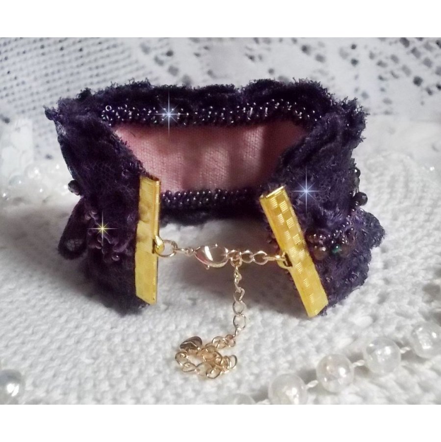 Lady Romantic manschettarmband broderat med fröpärlor på rosa linnetyg med 1950-talets lila spetsar och kristaller.