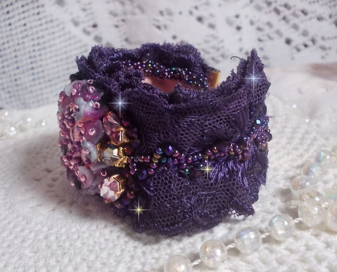 Lady Romantic manschettarmband broderat med fröpärlor på rosa linnetyg med 1950-talets lila spetsar och kristaller.