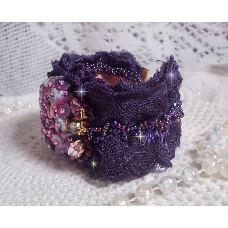 Lady Romantic manschettarmband broderat med fröpärlor på rosa linnetyg med 1950-talets lila spetsar och kristaller.
