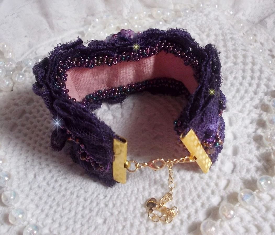 Lady Romantic manschettarmband broderat med fröpärlor på rosa linnetyg med 1950-talets lila spetsar och kristaller.