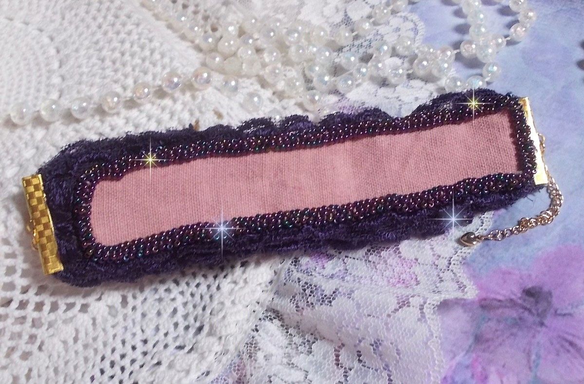 Lady Romantic manschettarmband broderat med fröpärlor på rosa linnetyg med 1950-talets lila spetsar och kristaller.
