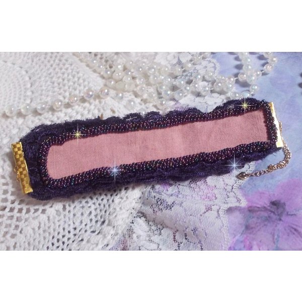 Lady Romantic manschettarmband broderat med fröpärlor på rosa linnetyg med 1950-talets lila spetsar och kristaller.