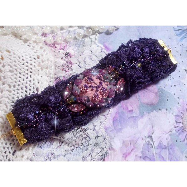 Lady Romantic manschettarmband broderat med fr&ouml;p&auml;rlor p&aring; rosa linnetyg med 1950-talets lila spetsar och kristaller.