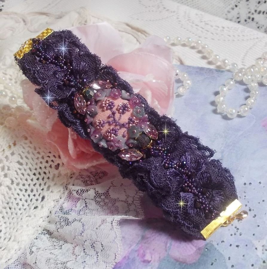 Lady Romantic manschettarmband broderat med fröpärlor på rosa linnetyg med 1950-talets lila spetsar och kristaller.