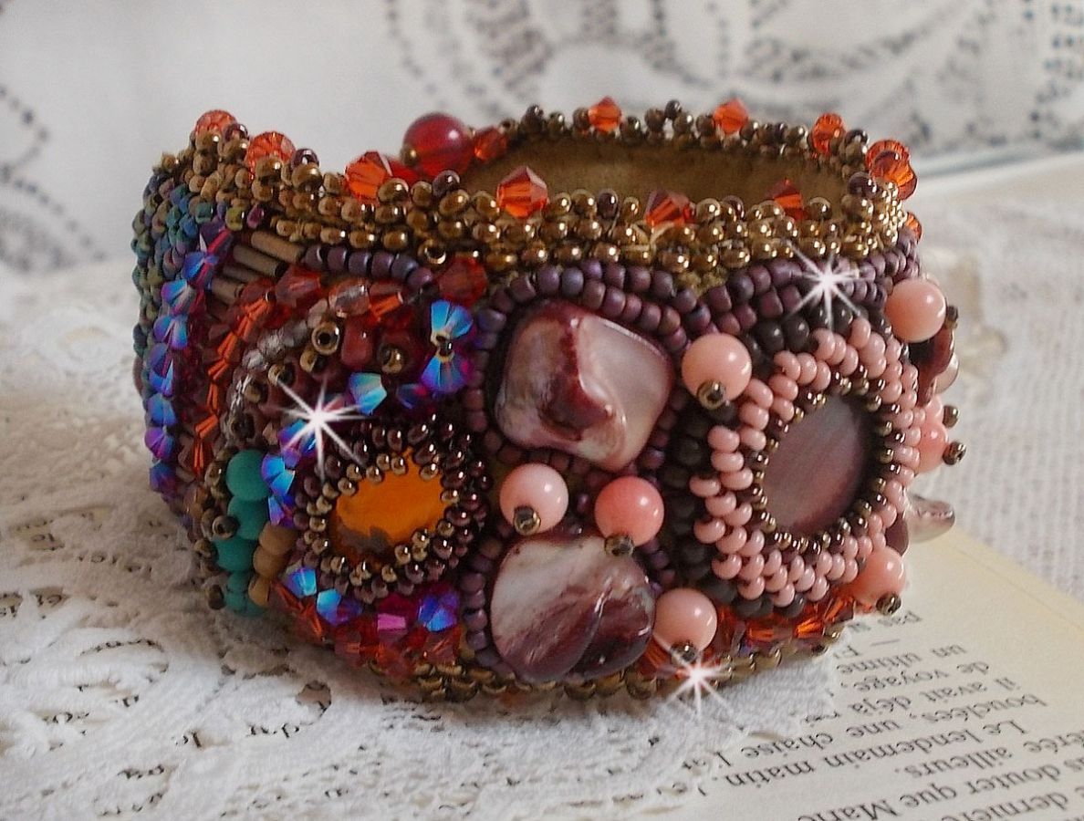 Topaz Manschett armband broderat med en pärlemor mahogny skiva, ametist, ljusrosa korall, Swarovski kristaller och fröpärlor