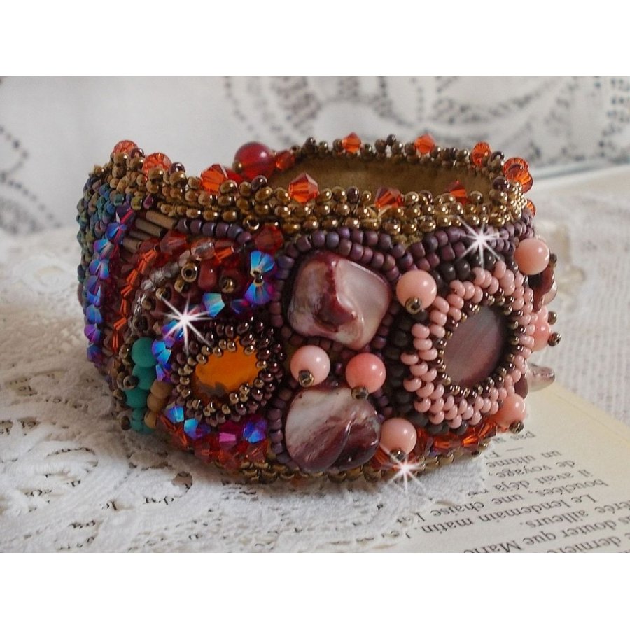 Topaz Manschett armband broderat med en pärlemor mahogny skiva, ametist, ljusrosa korall, Swarovski kristaller och fröpärlor