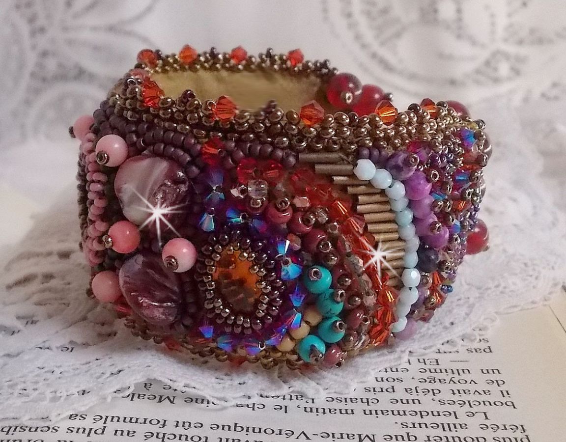 Topaz Manschett armband broderat med en pärlemor mahogny skiva, ametist, ljusrosa korall, Swarovski kristaller och fröpärlor