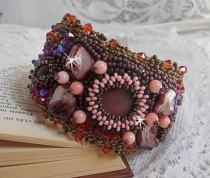 Topaz Manschett armband broderat med en p&auml;rlemor mahogny skiva, ametist, ljusrosa korall, Swarovski kristaller och fr&ouml;p&auml;rlor