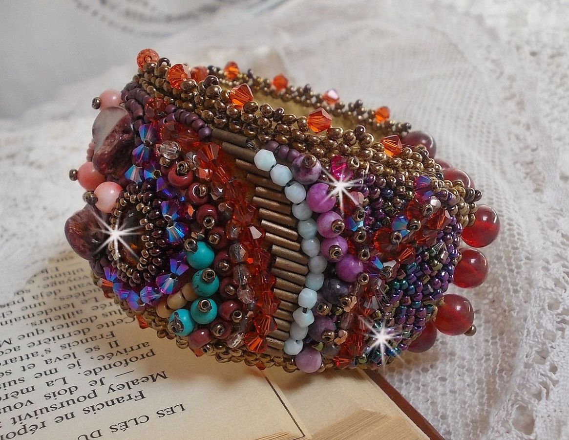 Topaz Manschett armband broderat med en pärlemor mahogny skiva, ametist, ljusrosa korall, Swarovski kristaller och fröpärlor