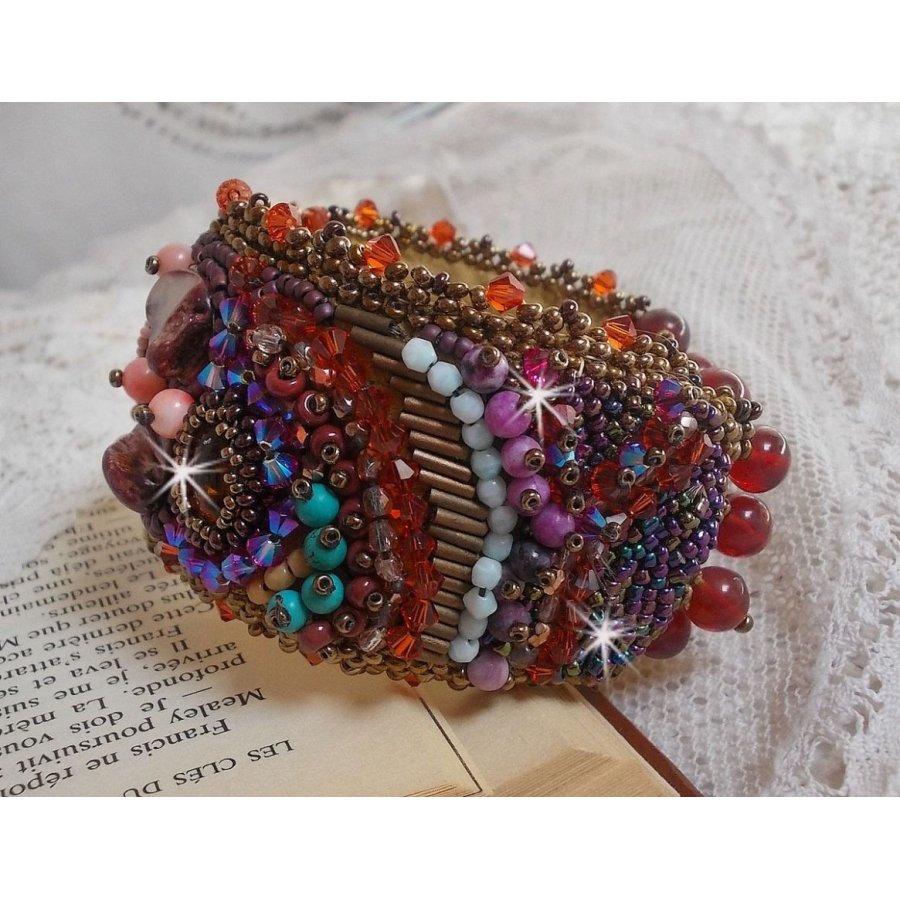 Topaz Manschett armband broderat med en pärlemor mahogny skiva, ametist, ljusrosa korall, Swarovski kristaller och fröpärlor