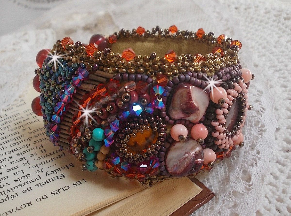 Topaz Manschett armband broderat med en pärlemor mahogny skiva, ametist, ljusrosa korall, Swarovski kristaller och fröpärlor