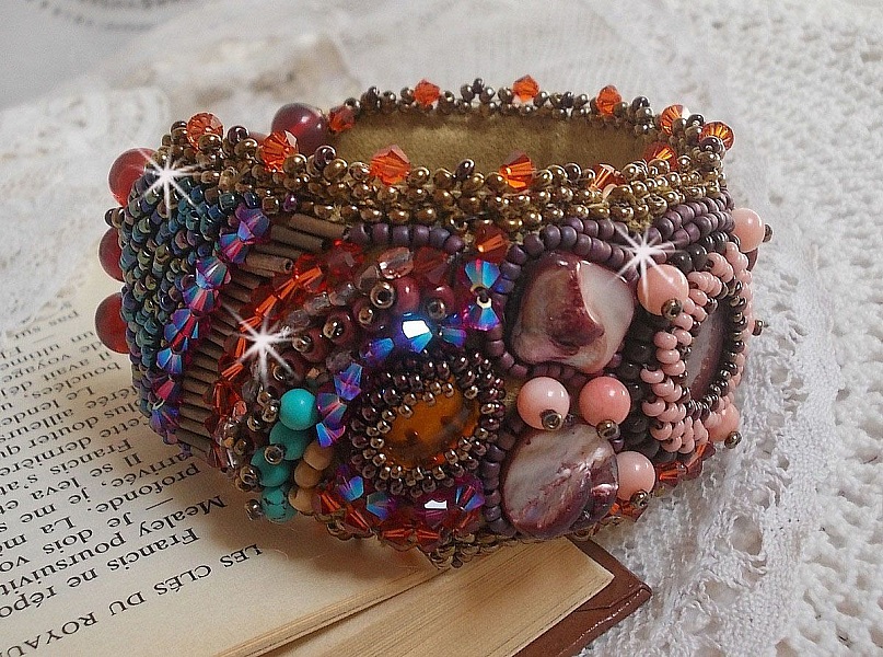 Topaz Manschett armband broderat med en p&auml;rlemor mahogny skiva, ametist, ljusrosa korall, Swarovski kristaller och fr&ouml;p&auml;rlor