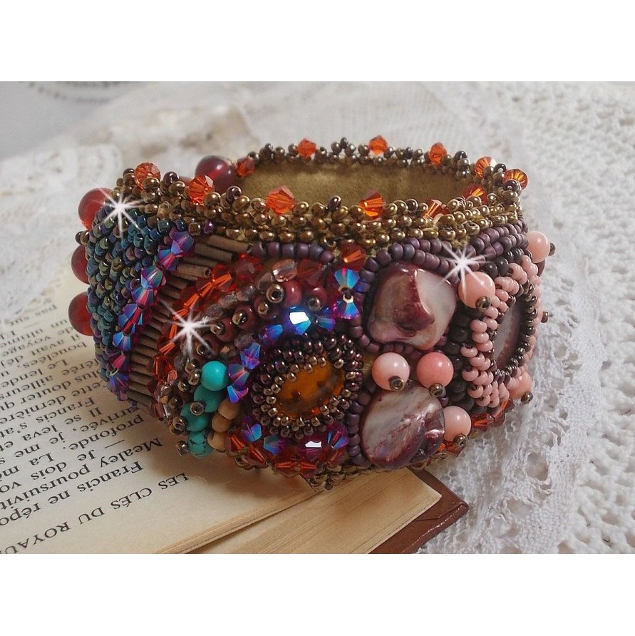 Topaz Manschett armband broderat med en pärlemor mahogny skiva, ametist, ljusrosa korall, Swarovski kristaller och fröpärlor