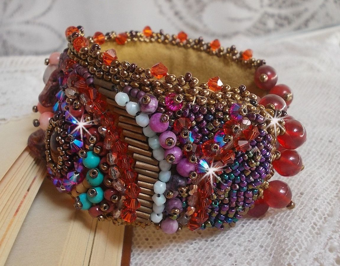 Topaz Manschett armband broderat med en pärlemor mahogny skiva, ametist, ljusrosa korall, Swarovski kristaller och fröpärlor