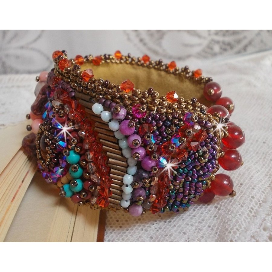 Topaz Manschett armband broderat med en pärlemor mahogny skiva, ametist, ljusrosa korall, Swarovski kristaller och fröpärlor