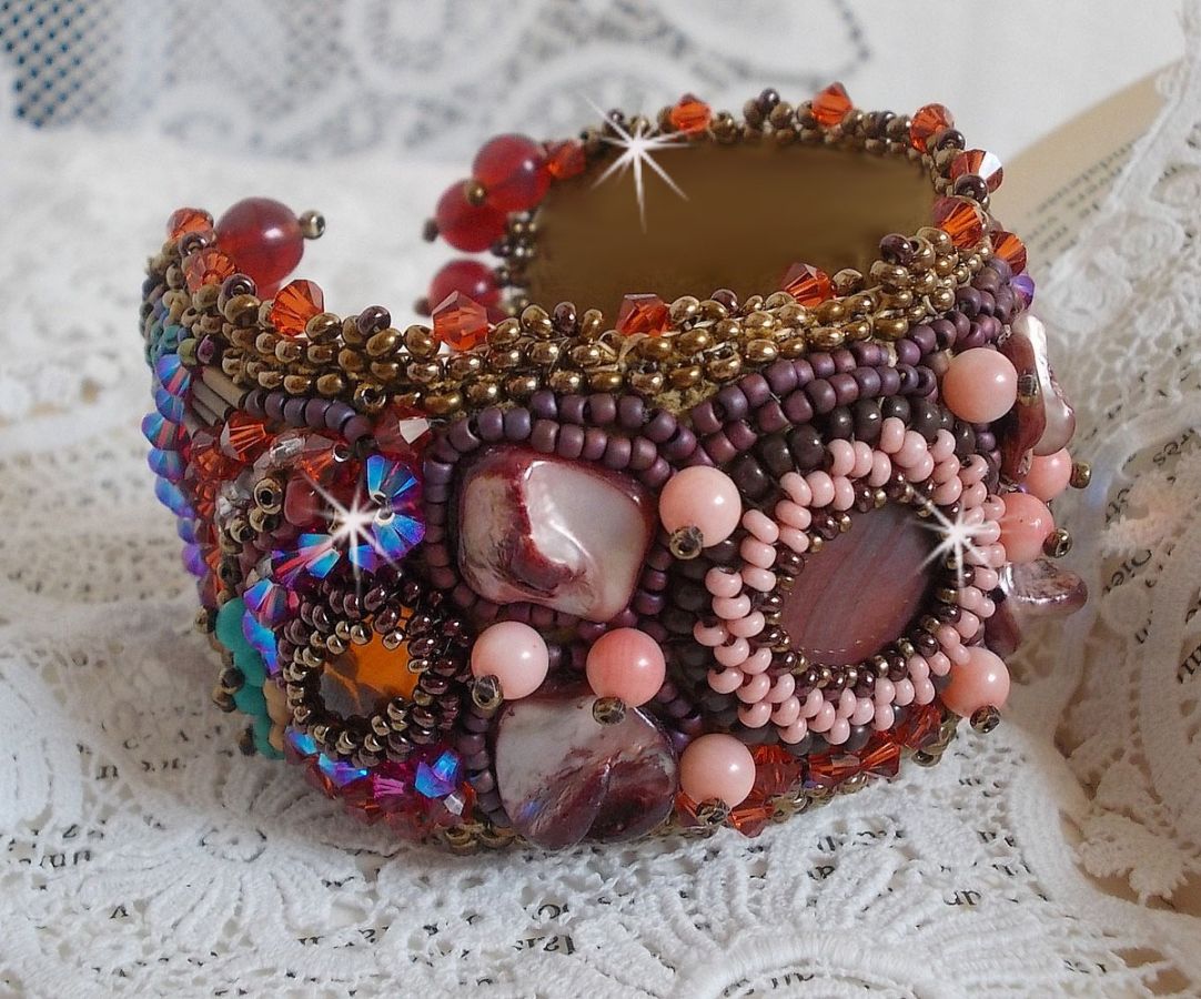 Topaz Manschett armband broderat med en pärlemor mahogny skiva, ametist, ljusrosa korall, Swarovski kristaller och fröpärlor