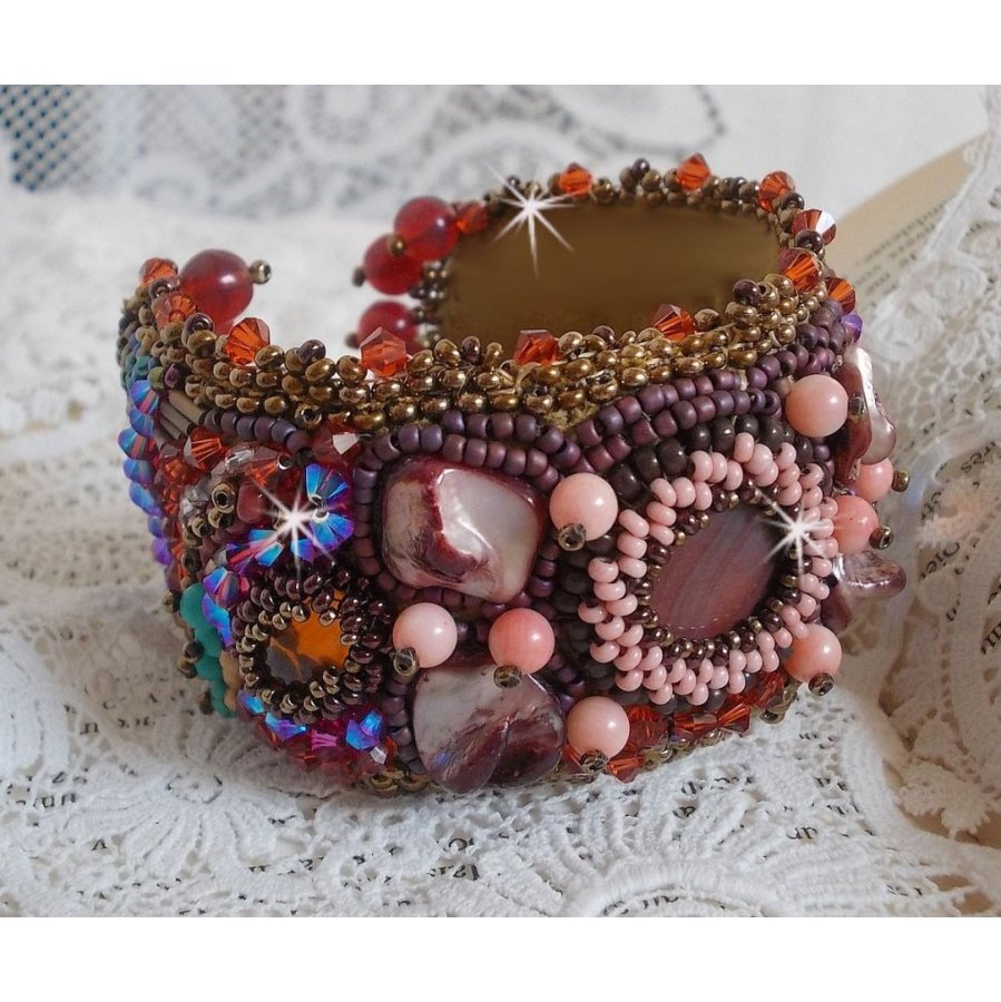Topaz Manschett armband broderat med en pärlemor mahogny skiva, ametist, ljusrosa korall, Swarovski kristaller och fröpärlor