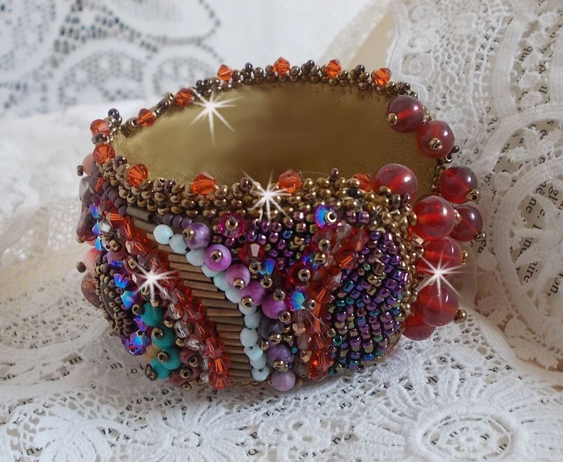 Topaz Manschett armband broderat med en pärlemor mahogny skiva, ametist, ljusrosa korall, Swarovski kristaller och fröpärlor