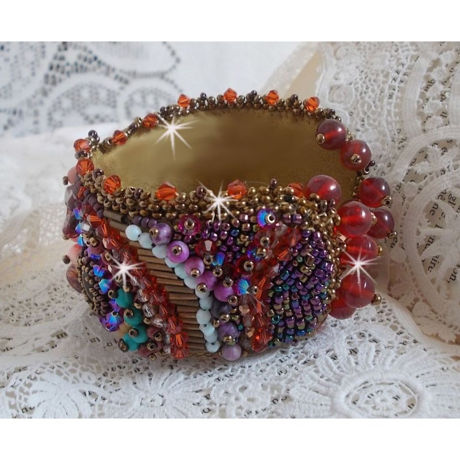 Topaz Manschett armband broderat med en pärlemor mahogny skiva, ametist, ljusrosa korall, Swarovski kristaller och fröpärlor