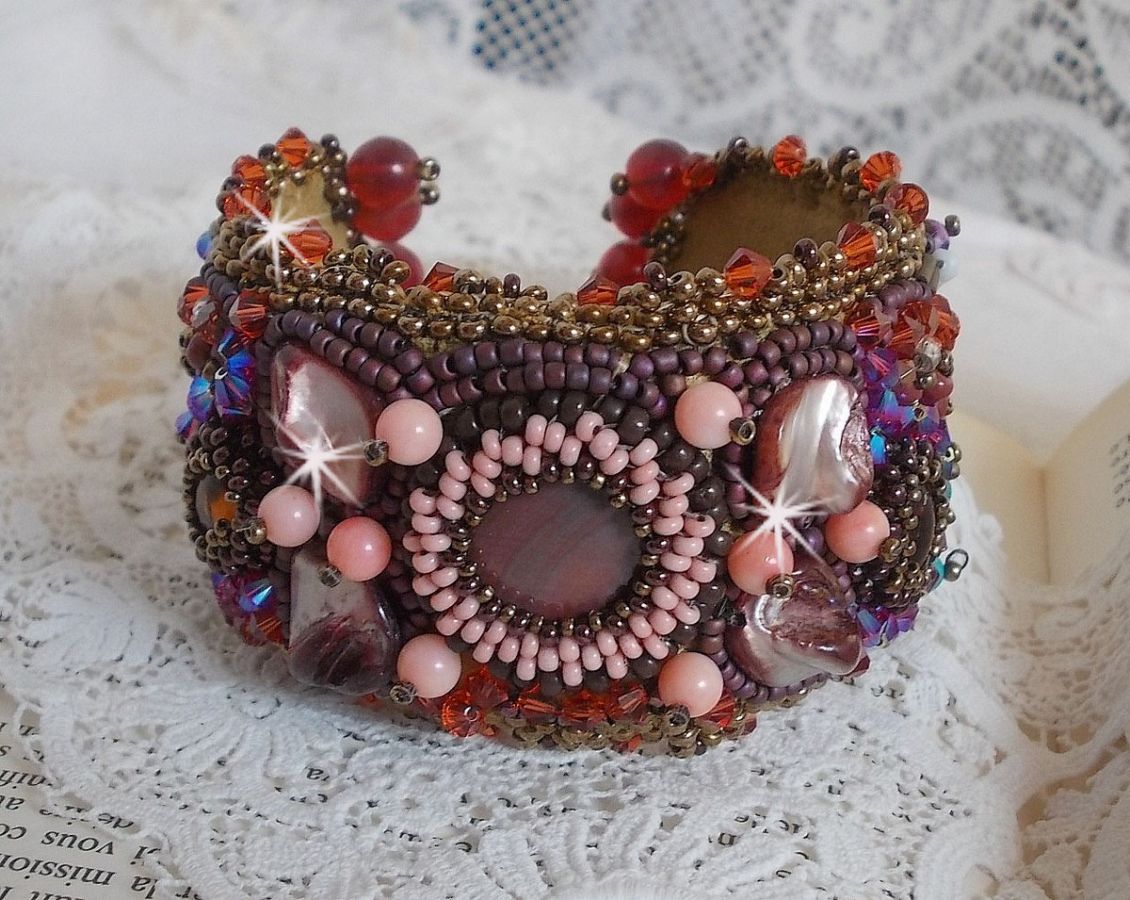 Topaz Manschett armband broderat med en pärlemor mahogny skiva, ametist, ljusrosa korall, Swarovski kristaller och fröpärlor
